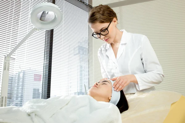 Confident Young Cosmetologist Wearing White Coat Examining Facial Skin Pretty — Stock Photo, Image