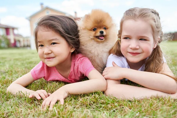 Ritratto Due Simpatiche Bambine Sdraiate Erba Verde All Aperto Con — Foto Stock