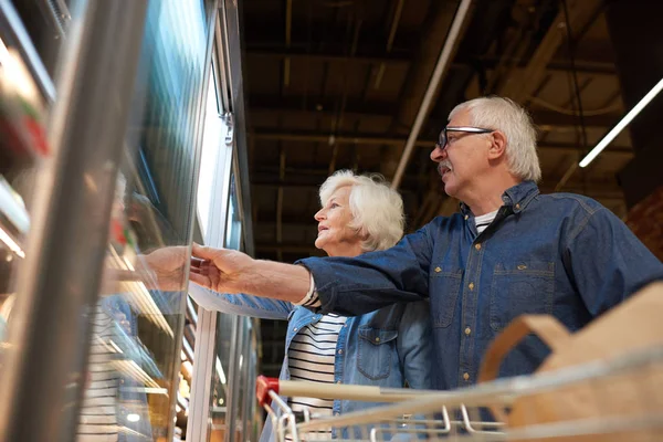 Boční Pohled Portrét Moderní Senior Pár Nakupování Supermarketu Výběr Zmrazených — Stock fotografie