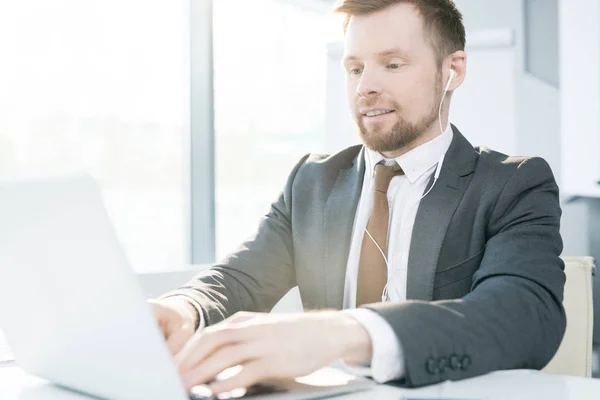 Portret Van Succesvolle Jonge Zakenman Met Behulp Van Laptop Terwijl — Stockfoto