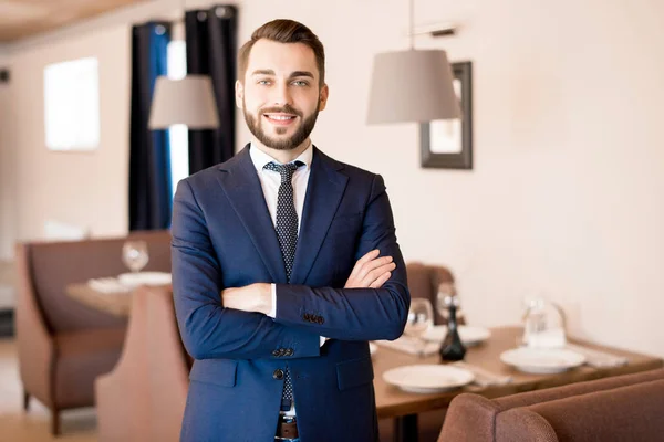 Sonriendo Exitoso Guapo Joven Restaurador Caucásico Con Barba Confiado Mismo — Foto de Stock