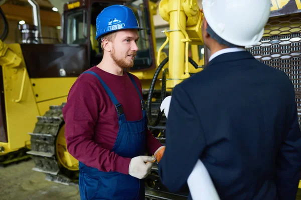 Vista Del Perfil Del Técnico Que Trabaja Duro Que Usa —  Fotos de Stock