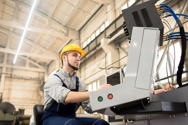 Portré Lövés Szakállas Üzemeltető Visel Bukósisakot Cnc Gép Előtt Gyártási — Stock Fotó