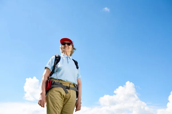 Ritratto Angolo Basso Donna Anziana Attiva Che Viaggia Escursione Posa — Foto Stock