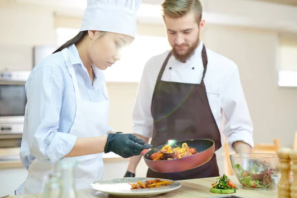 Chef Kopya Alanı Ile Modern Restoran Mutfakta Çalışırken Lezzetli Yemekleri — Stok fotoğraf