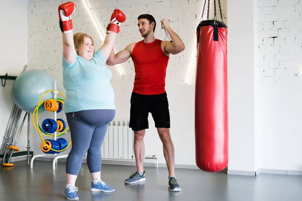 Retrato Completo Mujer Gorda Feliz Levantando Las Manos Con Instructor — Foto de Stock