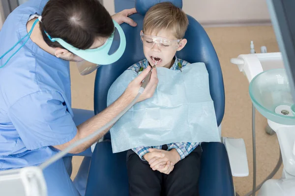 치아와 병원에서 구멍을 하면서 소년의 초상화 — 스톡 사진