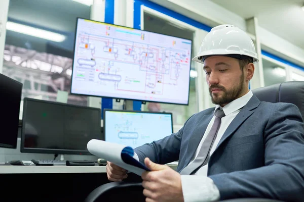 Porträtt Skäggiga Affärsman Bära Hardhat Övervaka Plantera Produktionsprocessen När Sitter — Stockfoto