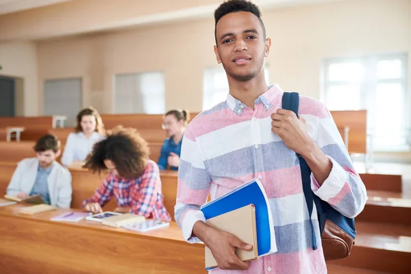 Porträt Eines Afroamerikanischen Schülers Der Mit Büchern Der Schule Steht — Stockfoto