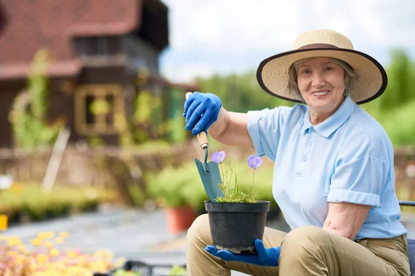 Retrato Una Linda Anciana Con Sombrero Paja Posando Jardín Flores — Foto de Stock