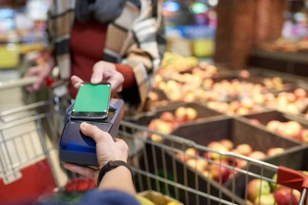 Bliska Nowoczesnej Kobiety Starszy Kupujesz Artykuły Spożywcze Supermarkecie Płacenia Nfc — Zdjęcie stockowe