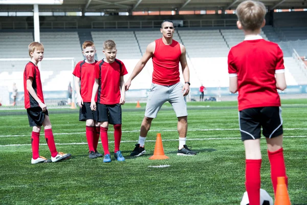 Retrato Completo Del Apuesto Entrenador Fútbol Latinoamericano Dando Instrucciones Grupo — Foto de Stock