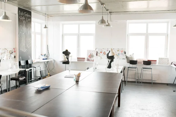 Ön plan ve dikiş aptallar, hiçbir kişi, ahşap iş istasyonu ile modern atölye atölye iç kopyalama alanı