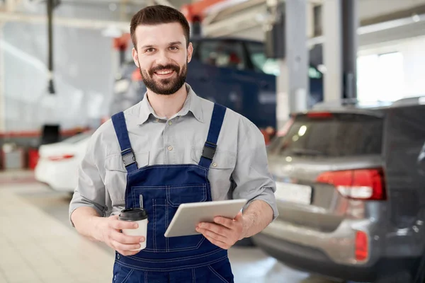 Retrato Cintura Hacia Arriba Del Trabajador Barbudo Guapo Sonriendo Cámara — Foto de Stock