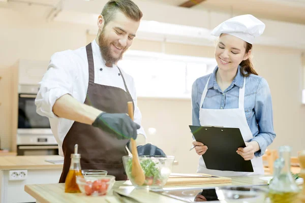 Midja Upp Porträtt Två Professionella Kockar Arbetar Restaurangkök Tillsammans Matlagning — Stockfoto