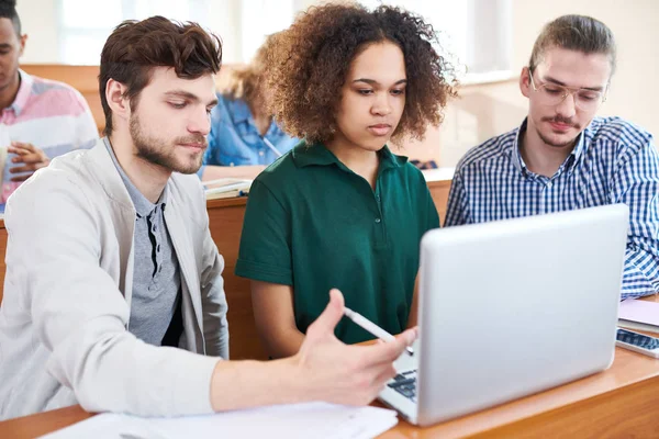 Grupp Elever Använder Laptop Tillsammans Lektionen — Stockfoto