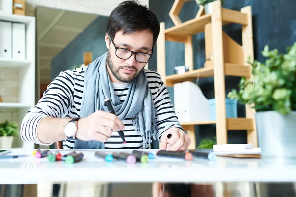 Hombre Con Estilo Bufanda Crear Nuevas Obras Arte Papel Buscando — Foto de Stock