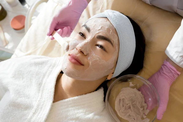 Alto Ângulo Perto Cosmetologista Irreconhecível Aplicando Máscara Facial Rosto Bela — Fotografia de Stock