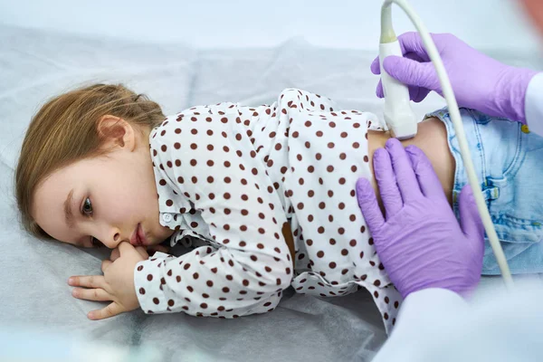 Obcięty Widok Lekarza Sprawdzanie Tyłu Dziecko Żołądka Leżący Kanapie Medyczne — Zdjęcie stockowe