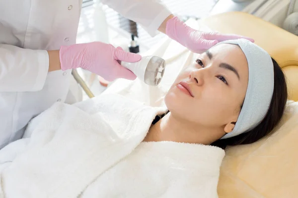Portrait Pretty Asian Woman Enjoying Facial Care Cosmetologist Office Copy — Stock Photo, Image