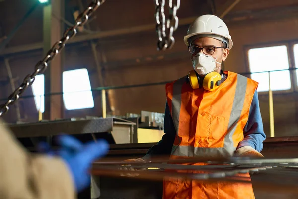 Dos Trabajadores Fábrica Que Usan Máscaras Filtro Cascos Protectores Que — Foto de Stock