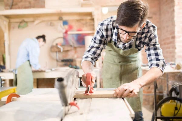 Portrait Menuisier Moderne Concentré Travaillant Bois Dans Menuiserie Espace Copie — Photo