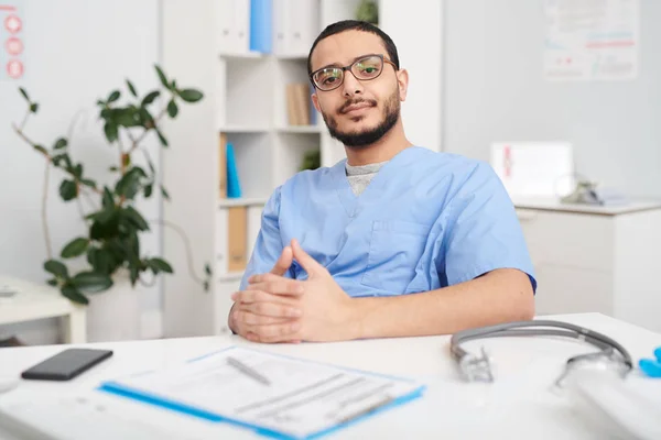 Porträtt Självsäker Ung Mellanöstern Läkare Glasögon Sitter Vid Skrivbord Kontoret — Stockfoto