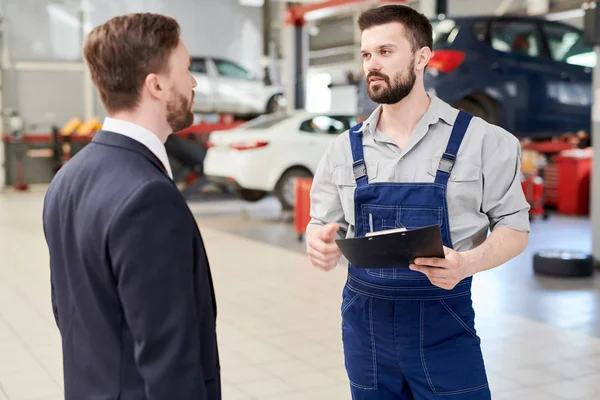 Retrato Mecánico Barbudo Moderno Hablando Con Hombre Negocios Pie Servicio — Foto de Stock