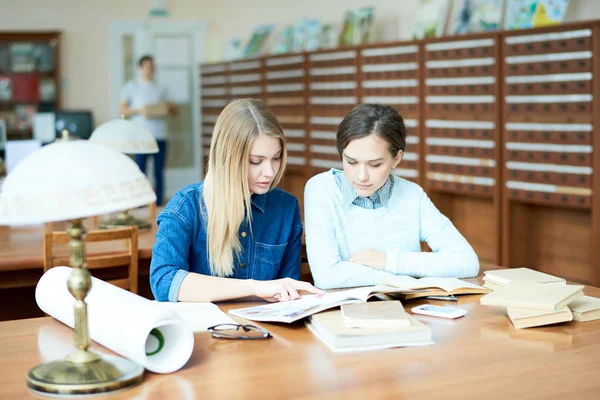 Étudiantes Concentrées Coûteuses Sérieuses Regardant Magazine Scientifique Discutant Contiennent Tout — Photo