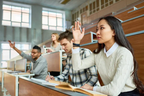 Multietnisk Grupp Elever Sitter Rad Tabeller Föreläsningssalen Moderna College Och — Stockfoto