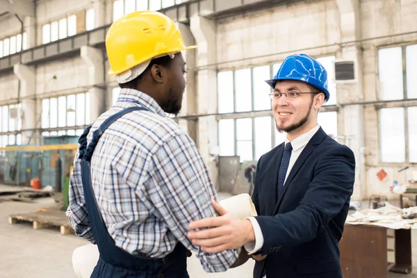 Trevliga Glada Säker Byggprojektledare Svart Formell Kostym Skaka Hand Afrikanska — Stockfoto