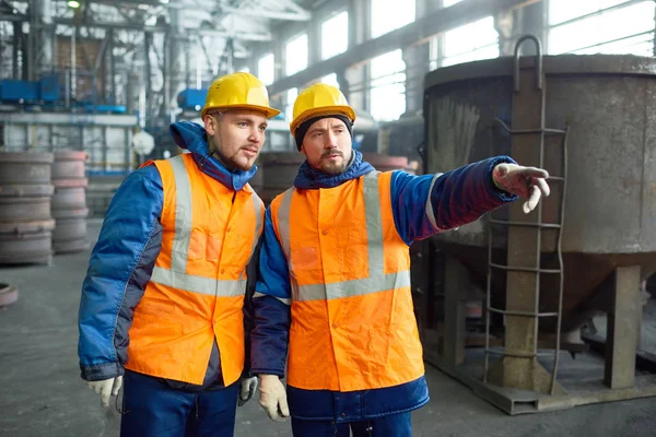 Bonito Jovem Trabalhador Vestindo Uniforme Capacete Protetor Ouvindo Seu Superior — Fotografia de Stock