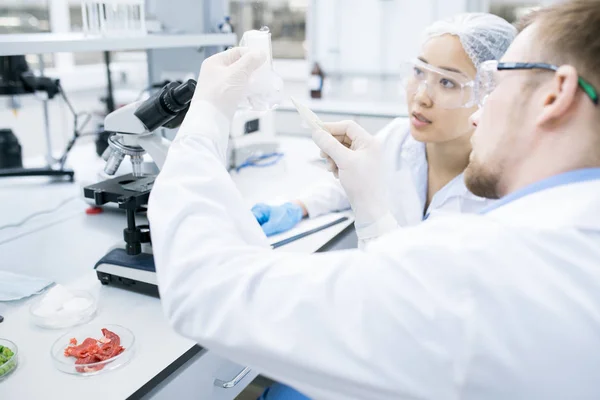 Retrato Dos Científicos Modernos Hombre Mujer Tomando Sonda Para Investigación — Foto de Stock