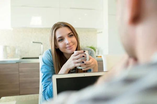 Jovem Atraente Positivo Com Cabelo Liso Segurando Caneca Ouvindo Atentamente — Fotografia de Stock