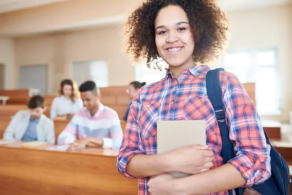 Porträtt Afrikanska Leende Student Står Vid Klassrum Universitet — Stockfoto