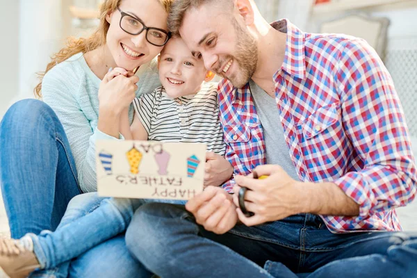 Teplé Tónovaný Portrétu Šťastné Milující Rodiny Pózování Sedí Podlaze Obývacím — Stock fotografie