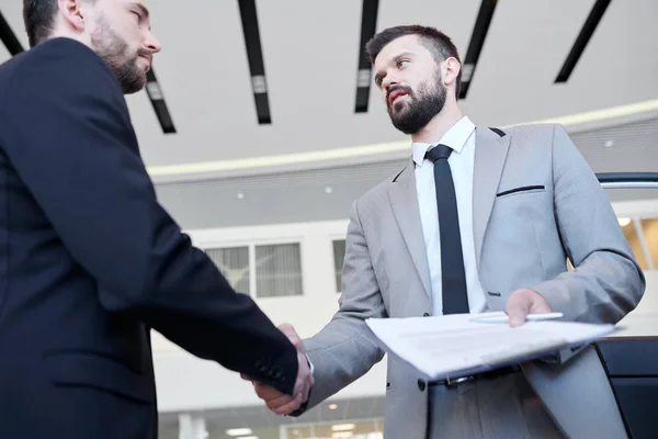 Twee Business Partners Staan Schudden Handen Sluiten Een Deal Kantoor — Stockfoto