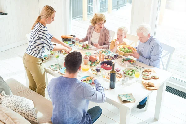 Retrato Família Feliz Duas Gerações Desfrutando Jantar Juntos Sentados Mesa — Fotografia de Stock