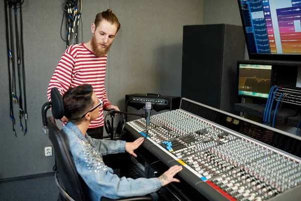 Homem Mulher Sentados Console Controle Estúdio Gravação Música Contemporânea Conversando — Fotografia de Stock