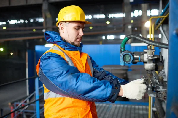 Profilera Syn Säker Skäggiga Arbetare Bär Hardhat Och Reflekterande Vest — Stockfoto