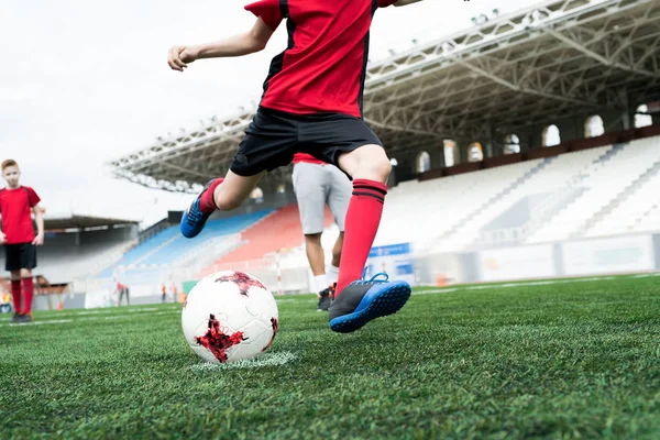 Retrato Sección Baja Adolescente Irreconocible Pateando Pelota Con Fuerza Jugando — Foto de Stock