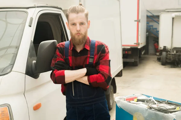 Retrato Joven Barbudo Confiado Ropa Trabajo Pie Con Las Manos — Foto de Stock