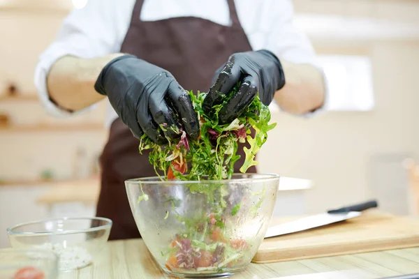 Primo Piano Del Moderno Chef Professionista Mescolando Ingredienti Insalata Verde — Foto Stock