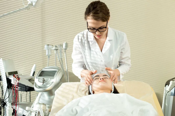 Portrait Modern Cosmetologist Giving Relaxing Head Massage Client Preparing Asian — Stock Photo, Image