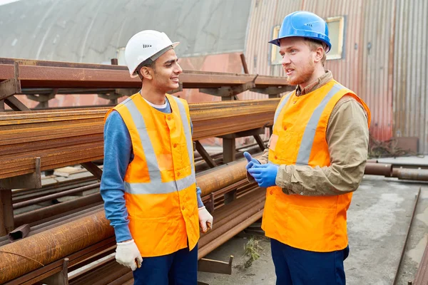 Porträtt Två Arbetare Bär Enhetlig Chattar Paus Utanför Moderna Metallbearbetning — Stockfoto