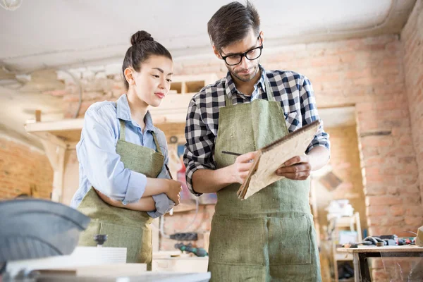 Retrato Dos Carpinteros Modernos Discutiendo Proyecto Creativo Mientras Trabajan Con — Foto de Stock