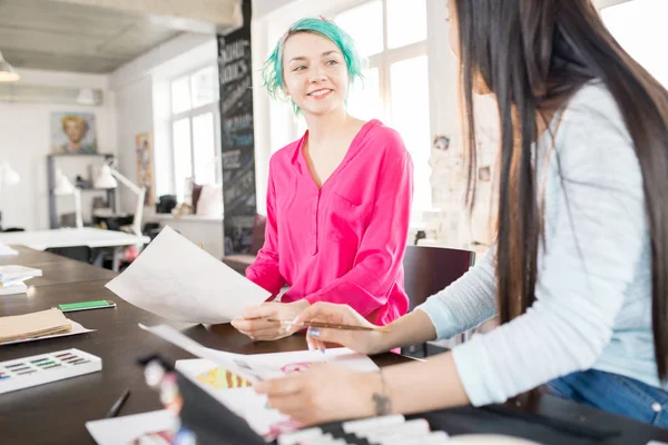 Porträt Zweier Zeitgenössischer Junger Frauen Beim Zeichnen Von Skizzen Mit — Stockfoto