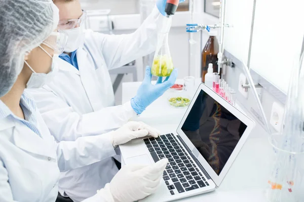 Két Modern Tudós Dolgozik Tanul Folyadékok Főzőpohárba Miközben Laboratóriumban Asztalnál — Stock Fotó