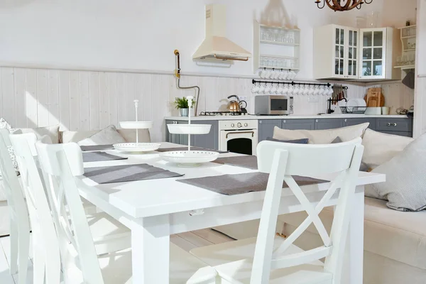 白と太陽に照らされたオープン キッチン インテリア デザイン ミニマルなスカンジナビアの家具や灰色のキッチン カウンター スタイル コピー スペース — ストック写真