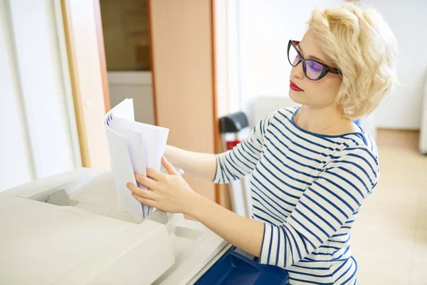 Szép Fiatal Szemüveg Közelében Plotter Válogatás Papírköteget Dolgozva Nyomda — Stock Fotó